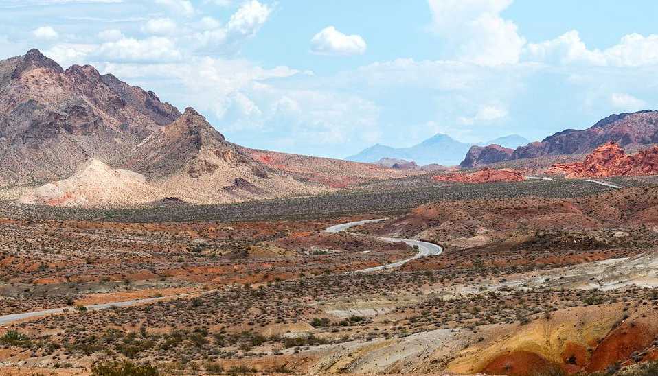 Let's map a classic West Coast route: which state shares a direct border along the southern edge of Oregon?