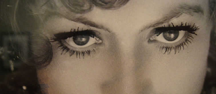 A beauty secret that borders on the extreme: which classic screen siren used a boric acid rinse to give her gaze an ultra-radiant shine on screen?
